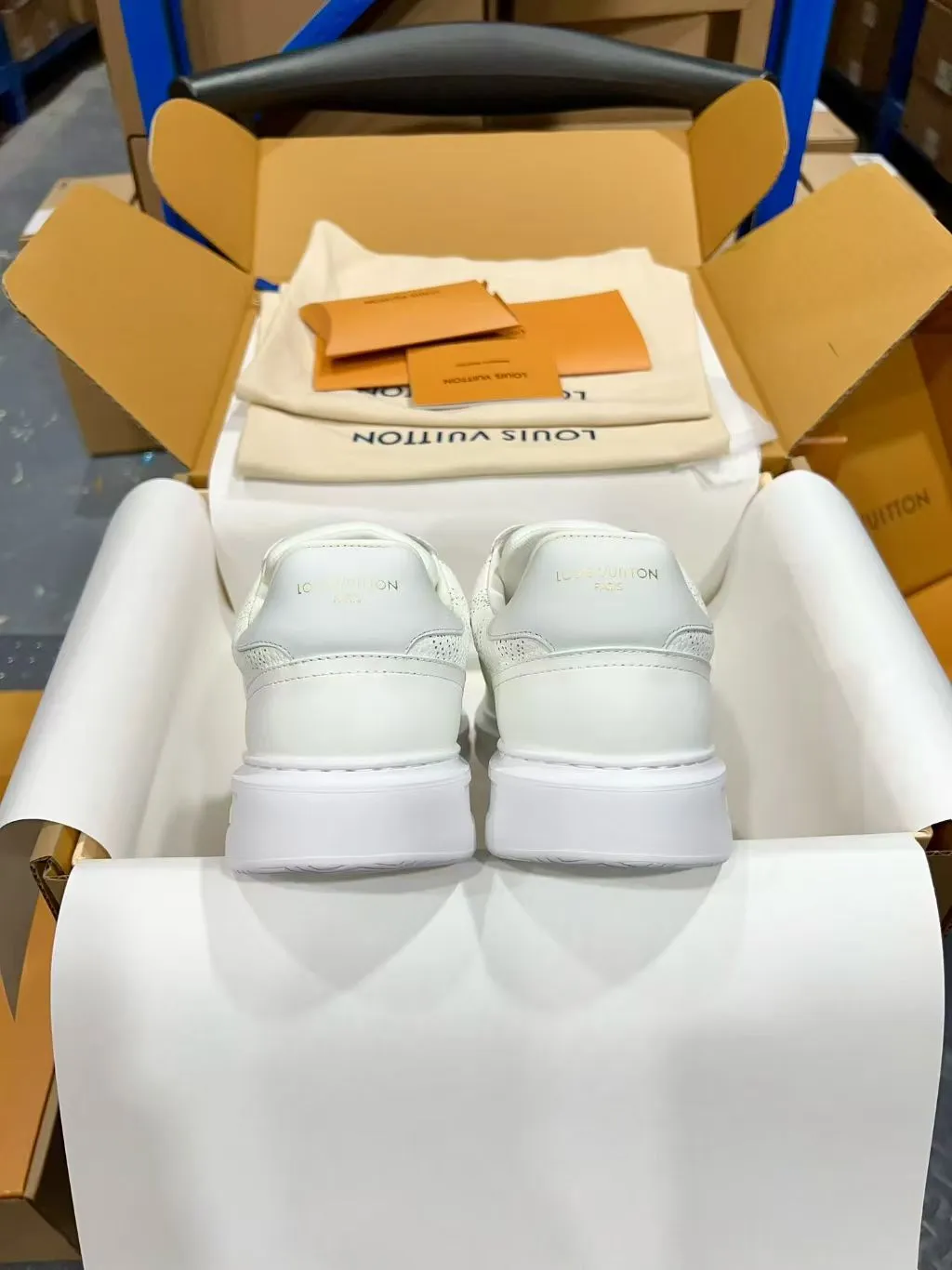 👟👟Ex-factory price 640👟👟 Vuitton Louis Vuitton Beⅴerly Hⅰll men's casual sports shoes white shoes —————————— Good looks and handsome feet, every color is huge and beautiful! A must-have item for fashionistas 🛍 Original custom-made embossed grained calfskin (not superfiber leather on the market, everyone needs to distinguish it!) symmetrical old pattern washed denim; all accessories and accessories are customized according to the original 1:1. Even the color matching of the shoelaces is customized 1:1. Original identical private model TPU outsole. Many clever little designs must have the original version to see that they are well done. The quality lies in the details! The original consistent chip tag can be directly entered into the LV official website 😏 Purchasing agent for ceiling level. Full set of Jingmei aircraft box packaging. Please look for our quality‼ ️ Please pay attention to distinguish the currency materials on the market! Code number: 37-45